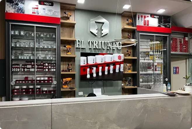 Tienda Central de El Triunfo en Av. Óscar R. Benavides